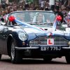 Le prince William et Catherine, duc et duchesse de Cambridge, se sont éclipsés du vin d'honneur à Buckingham Palace, le 29 avril 2011, au volant de la DB6 Volante Aston Martin du prince Charles. Direction Clarence House, pour se changer en vue du dîner et de la soirée dansante !