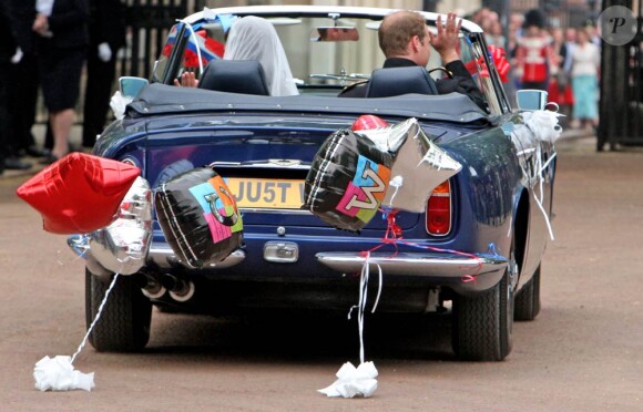 Le prince William et Catherine, duc et duchesse de Cambridge, se sont éclipsés du vin d'honneur à Buckingham Palace, le 29 avril 2011, au volant de la DB6 Volante Aston Martin du prince Charles. Direction Clarence House, pour se changer en vue du dîner et de la soirée dansante !