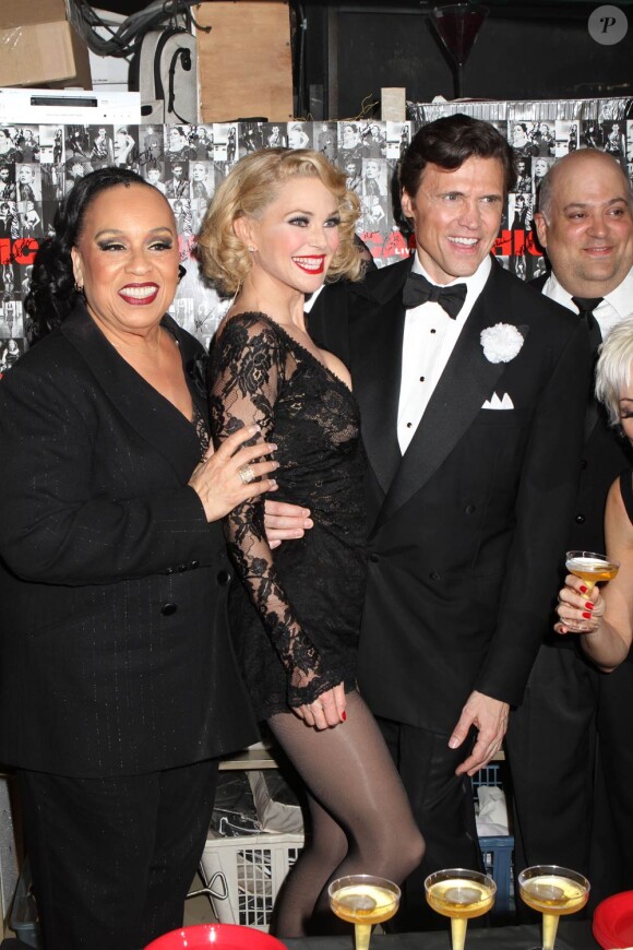 Christie Brinkley et ses jambes fuselées célèbrent la 6 000ème représentation de la pièce Chicago le 28 avril 2011 en compagnie de tout le casting