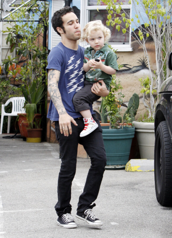 Pete Wentz embarque à bord de sa voiture avec son fils Bron Mowgli, 2 ans et demi, mercredi 20 avril à Los Angeles.