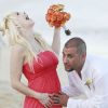 Shayne Lamas, enceinte, ici avec son mari Nik Richie, lors du mariage de son père Lorenzo Lamas avec Shawna Craig, à Cabo San Lucas, au Mexique, le 30 avril 2011.