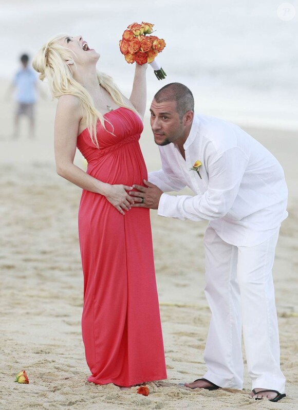 Shayne Lamas, enceinte, ici avec son mari Nik Richie, lors du mariage de son père Lorenzo Lamas avec Shawna Craig, à Cabo San Lucas, au Mexique, le 30 avril 2011.