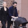 Leelee Sobieski et son mari Adam Kimmel se promènent à New York le 1er mai 2011, avec leur fille Louisanna