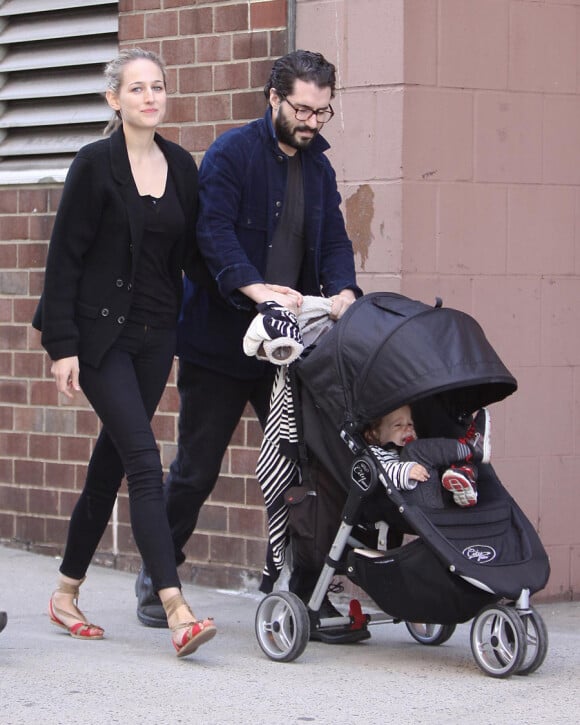 Leelee Sobieski et son mari Adam Kimmel se promènent à New York le 1er mai 2011, avec leur fille Louisanna