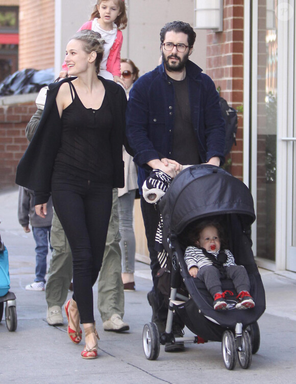 Leelee Sobieski et son mari Adam Kimmel se promènent à New York le 1er mai 2011, avec leur fille Louisanna
