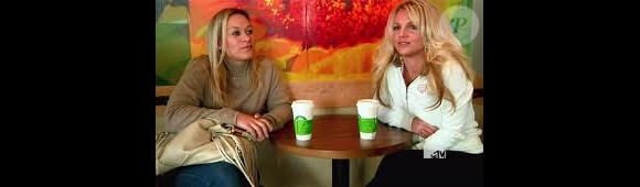 Britney Spears et son assistante Brett, dans le documentaire I am the Femme Fatale, diffusé sur MTV Idol le mercredi 18 mai 2011 à 14h20.