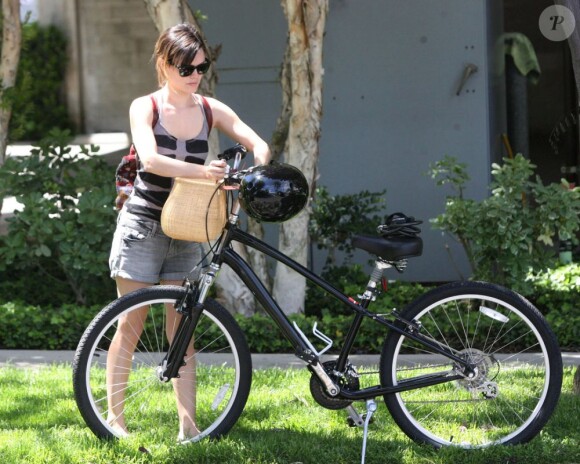 Rachel Bilson fait du vélo avec son boyfriend Hayden Christensen à Sherman Oaks le 16 avril 2011