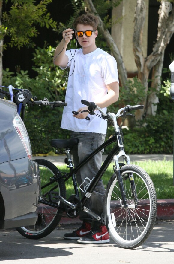 Hayden Christensen fait une promenade à vélo avec sa girlfriend Rachel Bilson à Sherman Oaks le 16 avril 2011