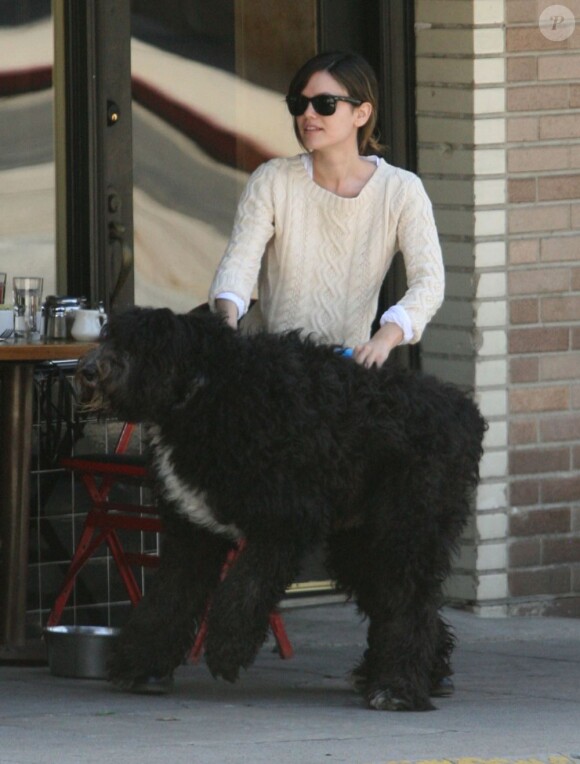 Rachel Bilson s'amuse avec son chien alors qu'elle déjeune au Little Dom's à Los Feliz le 15 avril 2011
 