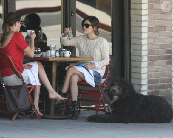 Rachel Bilson s'amuse avec son chien alors qu'elle déjeune au Little Dom's à Los Feliz le 15 avril 2011
 
