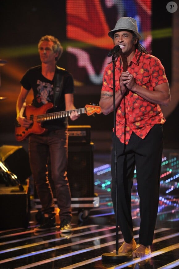 Yannick Noah chante sur le plateau de X Factor le 3 mai 2011 sur M6