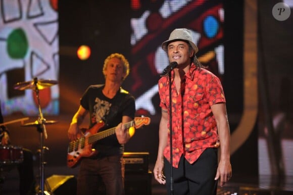 Yannick Noah chante sur le plateau de X Factor le 3 mai 2011 sur M6