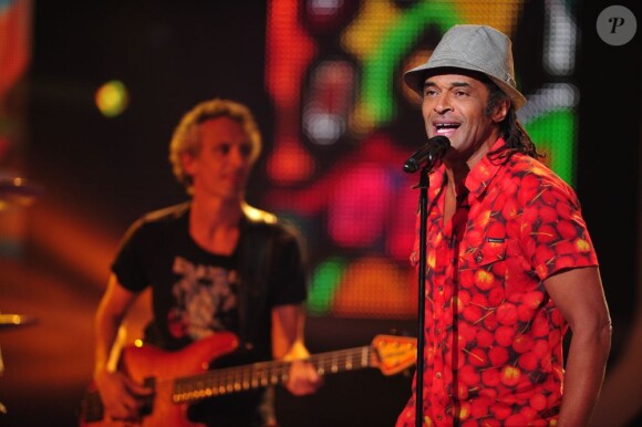 Yannick Noah chante sur le plateau de X Factor le 3 mai 2011 sur M6