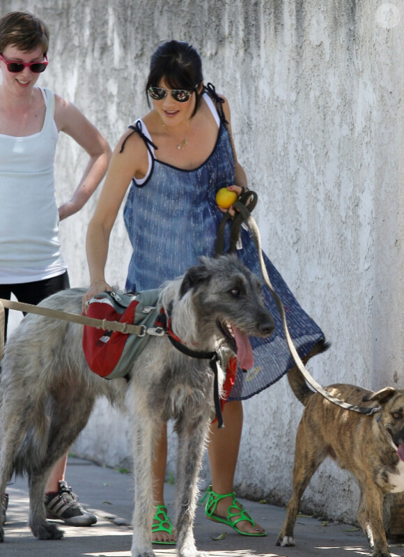Selma Blair le 3 mai 2011 profite de quelques instants avec des animaux, à Los Angeles, alors qu'elle se rendait dans un centre d'équitation