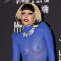 Lady Gaga dévoile ses seins... Elle est pourtant habillée de la tête aux pieds !