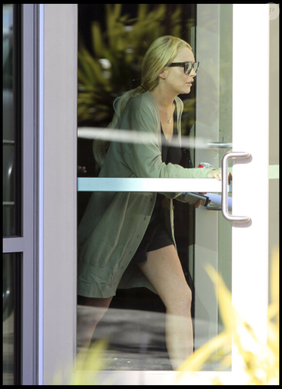 Lundi 2 mai, Lindsay Lohan se rend au Downtown Women's Center de Los Angeles, afin de  s'enregistrer et d'être orientées sur les tâches qui lui seront  attribuées pour exercer ses travaux d'intérêt général. 