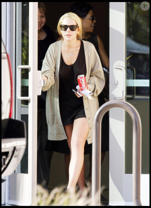 Lundi 2 mai, Lindsay Lohan se rend au Downtown Women's Center de Los  Angeles, afin de  s'enregistrer et d'être orientées sur les tâches qui  lui seront  attribuées pour exercer ses travaux d'intérêt général.