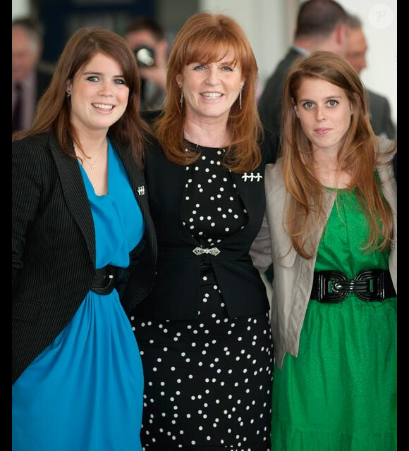 Sarah Ferguson en compagnie de ses filles Eugenie et Beatrice lors de l'inauguration d'un centre pour jeunes cancéreux à Newcastle en mai 2010