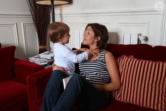 Moment tendresse entre Jules et sa maman Elodie, mai 2011. Toute reproduction interdite.
