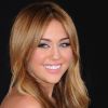 A 18 ans, Miley Cyrus ne connait pas de problème de peau. Teint unifié et peau lisse... La jeune chanteuse rayonne ! Los Angeles, 21 novembre 2010