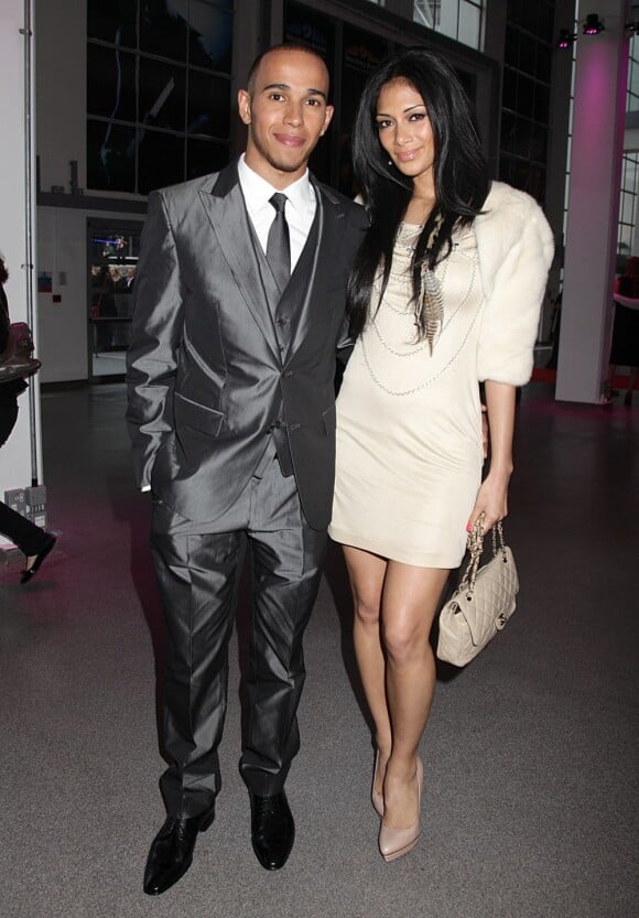 Lewis Hamilton et Nicole Scherzinger le 7 mai à Londres. Un  couple de stars bien assorti, venu assister aux National Movia Awards
