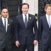 Lewis Hamilton et Jenson Button, pilote de F1, entourent le Premier Ministre David Cameron afin de promouvoir la sécurité routière