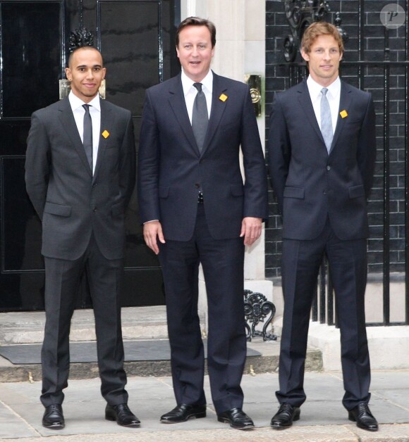 Lewis Hamilton et Jenson Button, pilote de F1, entourent le Premier Ministre David Cameron afin de promouvoir la sécurité routière