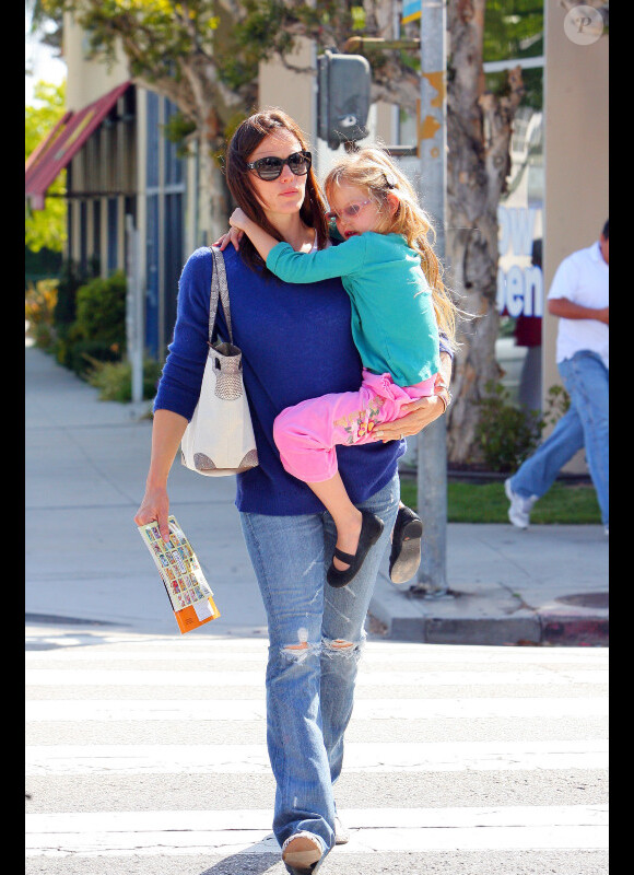 Jennifer Garner et Violet, toujours aussi complices dans les rues de L.A. Le 11 mai 2011