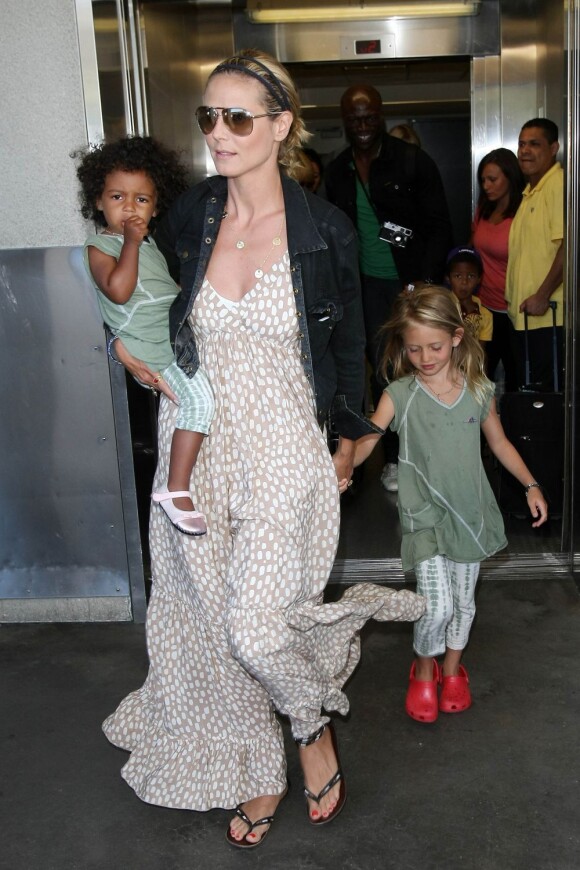 Toujours très lookée, Heidi Klum rentre de vacances à Miami  avec sa famille. Los Angeles, 12 mai 2011