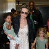 Heidi Klum et Seal sont très organisés à l'aéroport... Avec quatre enfants, ils sont un peu obligés ! Los Angeles, 12 mai 2011