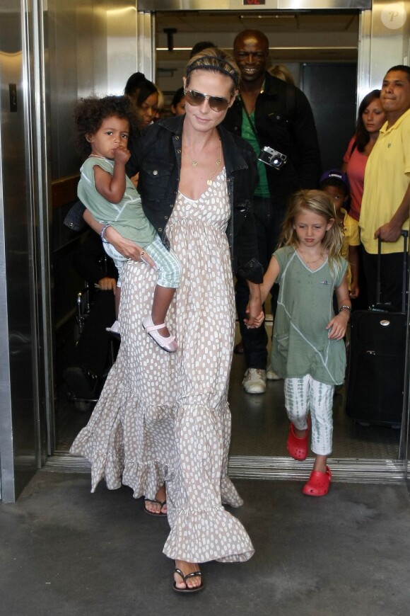Heidi Klum et Seal sont très organisés à l'aéroport... Avec quatre enfants, ils sont un peu obligés ! Los Angeles, 12 mai 2011
