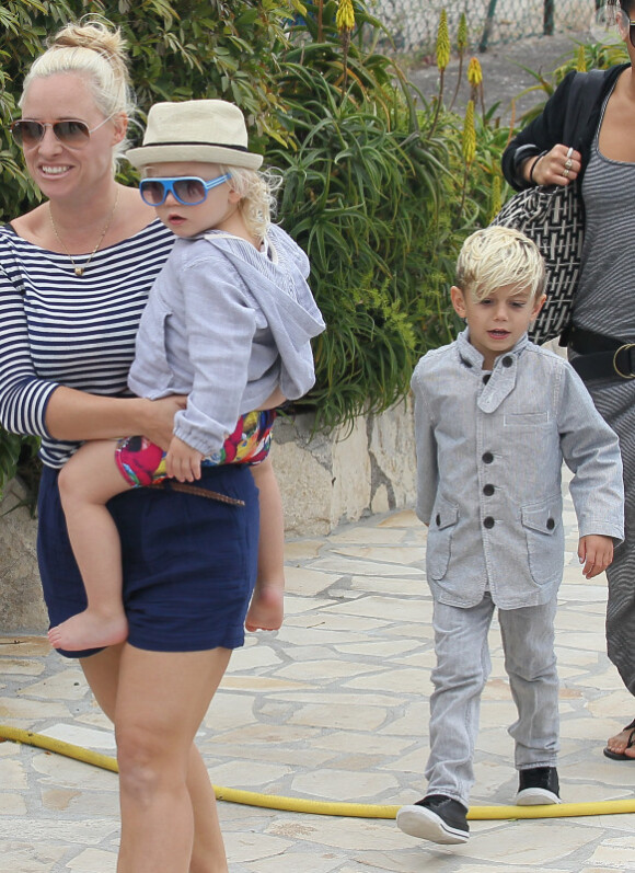 La baby-sitter s'occupe à merveille de Zuma alors que Gwen Stefani et Gavin Rossdale débarquent sur la Côte d'Azur avec leurs enfants Kingston et Zuma le 13 mai 2011