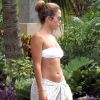 Jennifer Lopez opte pour un bikini bandeau et un pareo. Miami, 12 mai 2008