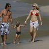 Gwen Stefani se promène sur la plage avec les deux hommes de sa vie, son compagnon Gavin Rossdale et premier fils, Zuma. Saint Barthélemy, 4 janvier 2010