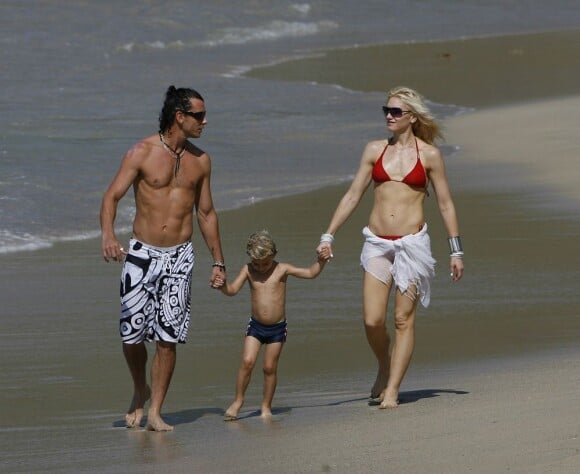 Gwen Stefani se promène sur la plage avec les deux hommes de sa vie, son compagnon Gavin Rossdale et premier fils, Zuma. Saint Barthélemy, 4 janvier 2010