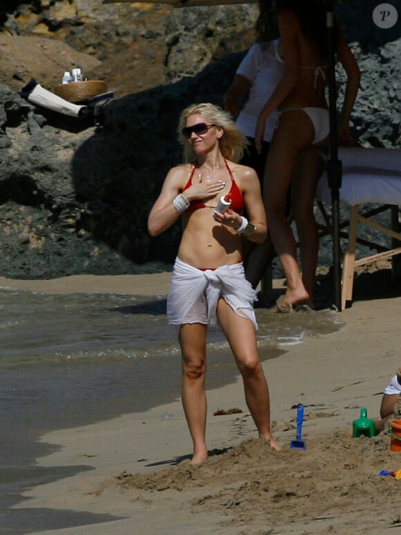 Gwen Stefani s'offre des vacances en familles à Saint Barthélemy. Trop canon avec son bikini rouge et son mini pareo transparent ! 4 janvier 2010