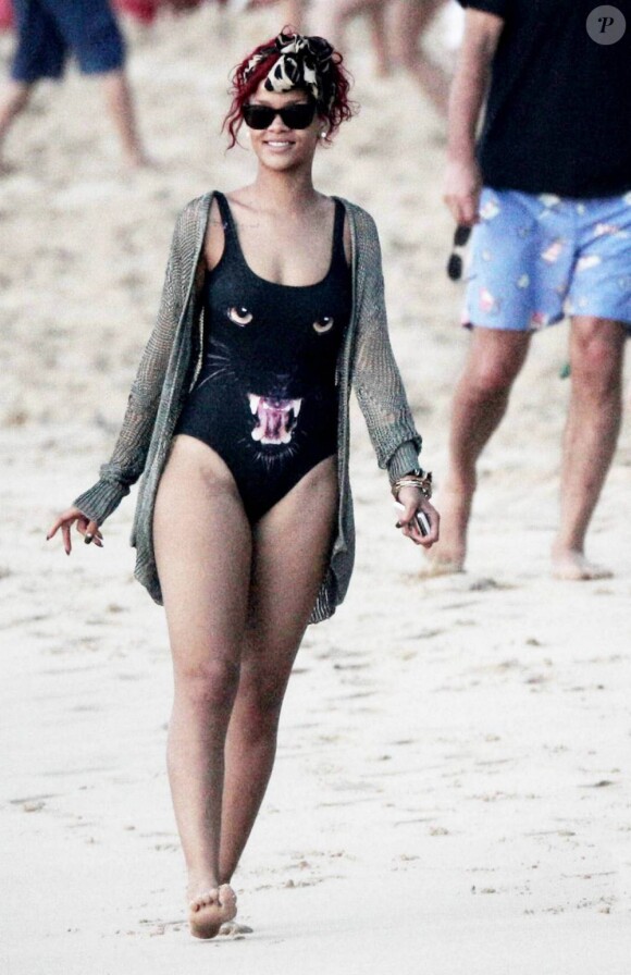 Rihanna se prend pour une panthère sur une plage de la Barbade... Vive le style Jungle ! 26 décembre 2010
