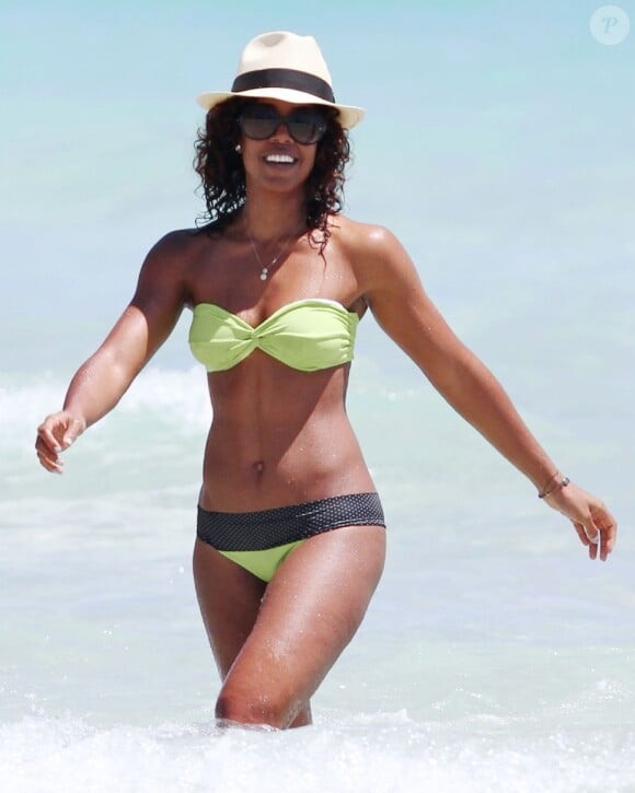 Kelly Rowland est vraiment au top avec son bikini vert pomme et son borsalino. Miami, 4 avril 2011