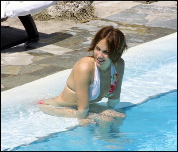 Jennifer Lopez se relaxe dans une piscine à Miami, le 12 mai 2008
