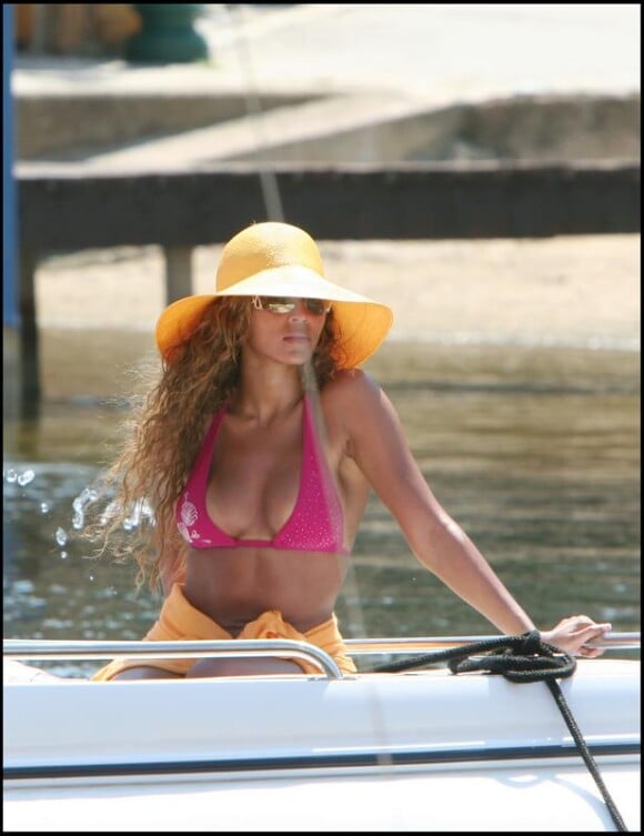 Beyoncé arbore un bikini rose, ravissant avec son teint hâlé. On aime aussi son grand chapeau... Bravo ! Saint Tropez, 17 juin 2006