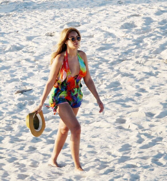 Beyoncé se balade sur une plage des Caraïbes, toujours chic et élégante ! 27 février 2011