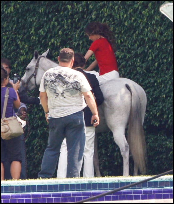 Eva Longoria en plein shooting sur un cheval à Miami, le 13 mai 2011