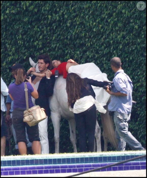 Eva Longoria en plein shooting sur un cheval à Miami, le 13 mai 2011