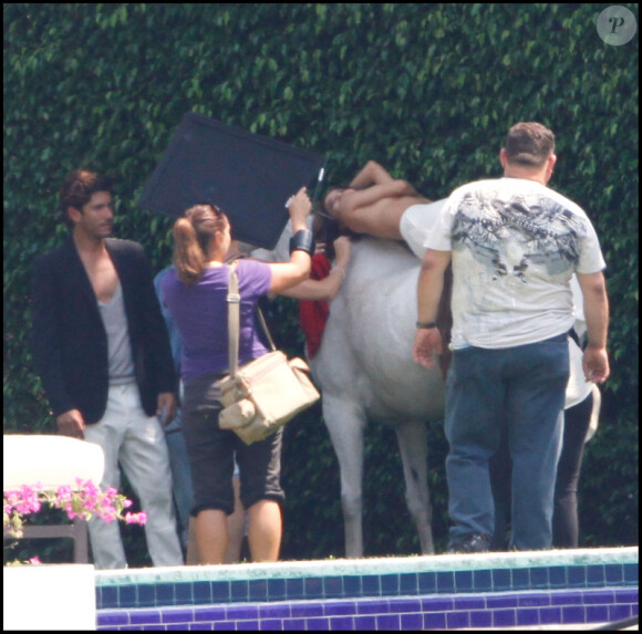 Eva Longoria en plein shooting sur un cheval à Miami, le 13 mai 2011