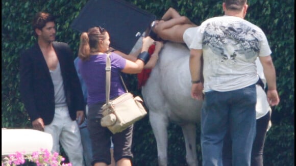 Eva Longoria : topless sur le dos d'un cheval devant son amoureux Eduardo !