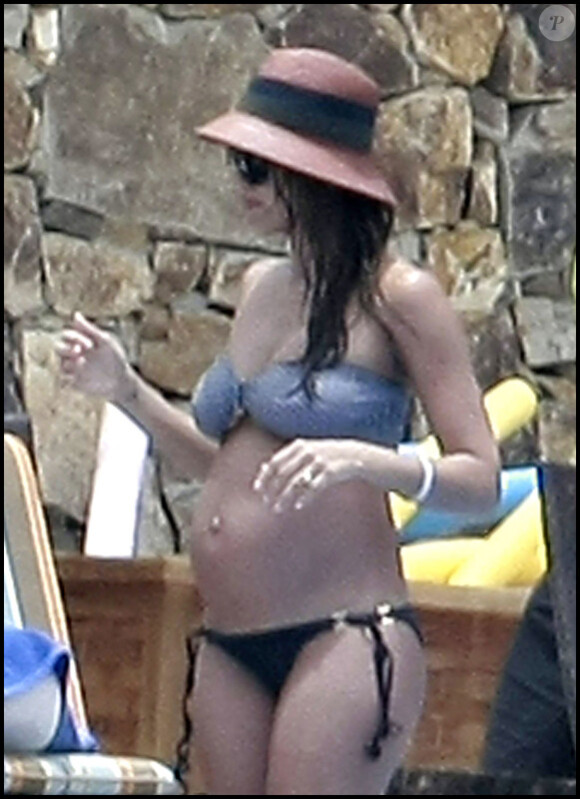 Jessica Alba enceinte passe quelques jours de vacances au Mexique à Cabo San Lucas, le 13 mai 2011