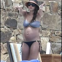 Jessica Alba : Encore en bikini... une future maman superbe !