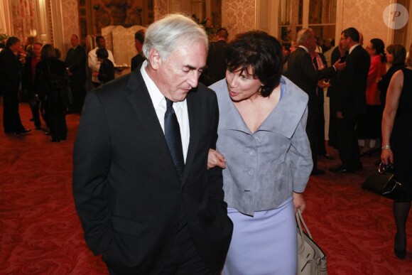 Dominique Strauss-Kahn est inculpé de tentative de viol et attend de passer devant la cour criminelle de justice de New-York. Sa femme Anne Sinclair le soutient.