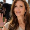 Angelina Jolie lors du Festival de Cannes 2011 avec un bracelet issu de sa propre collection