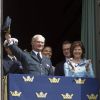 Le roi Carl XVI Gustaf de Suède affichait un sourire franc lors des célébrations de son 65e anniversaire, en mai 2011. Pourtant, l'étau ne cesse de se resserrer autour de son passé scandaleux, et on réclame son abdication...